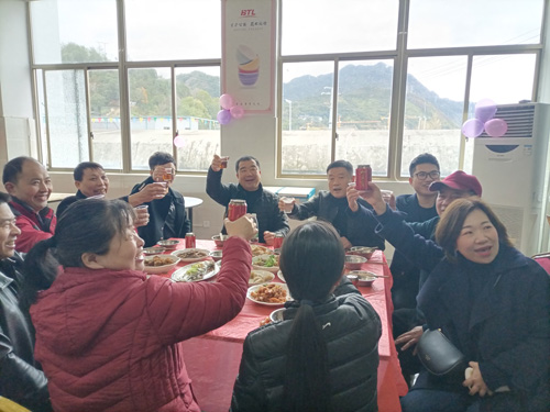 伯特利公司為留廠(chǎng)員工舉辦年夜飯共慶新年